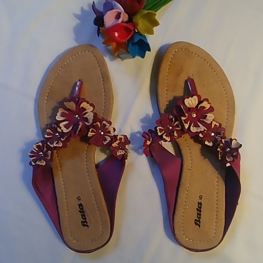 NWOT! Super cute flip flops! - Picture 1 of 4